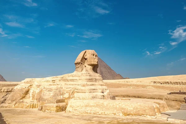 Monumento Esfinge Contra Fundo Grandes Pirâmides Dia Ensolarado — Fotografia de Stock
