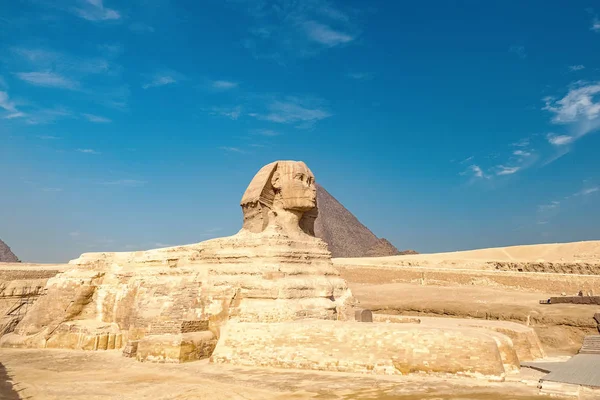 Sphinx Monument Tegen Achtergrond Van Grote Piramides Een Zonnige Dag — Stockfoto