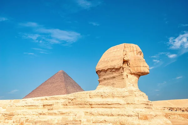 Sphinx Monument Tegen Achtergrond Van Grote Piramides Een Zonnige Dag — Stockfoto