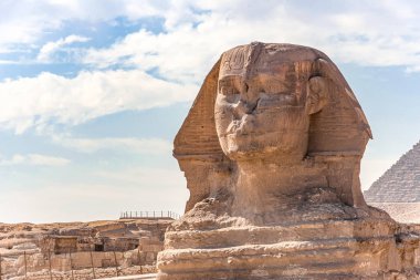 Sfenks anıt büyük piramitler güneşli bir arka planı