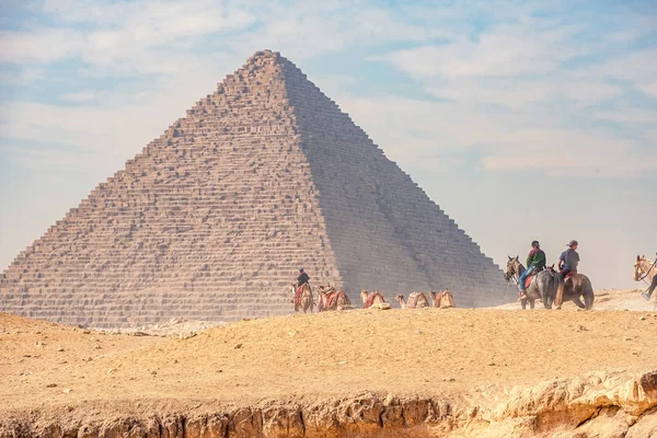 Monumento Esfinge Sobre Fondo Grandes Pirámides Día Soleado — Foto de Stock