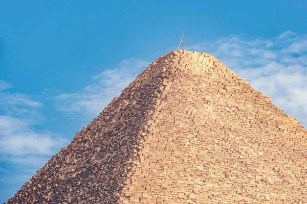 Monumento Esfinge Contra Fundo Grandes Pirâmides Dia Ensolarado — Fotografia de Stock