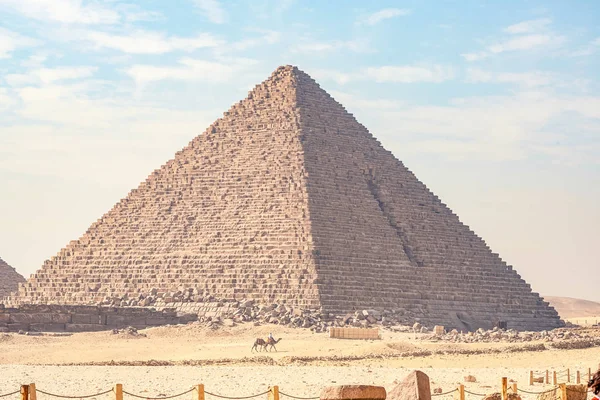 Monumento Esfinge Contra Fundo Grandes Pirâmides Dia Ensolarado — Fotografia de Stock