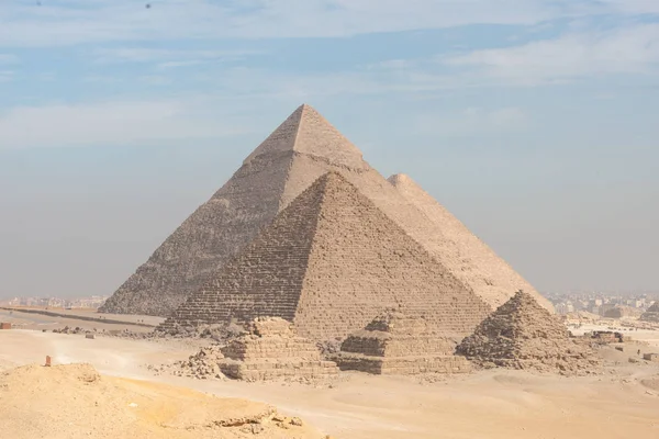 Пам Ятник Сфінксу Тлі Великих Пірамід Сонячний День — стокове фото