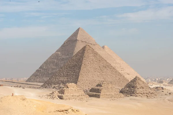 Sphinx Monument Tegen Achtergrond Van Grote Piramides Een Zonnige Dag — Stockfoto