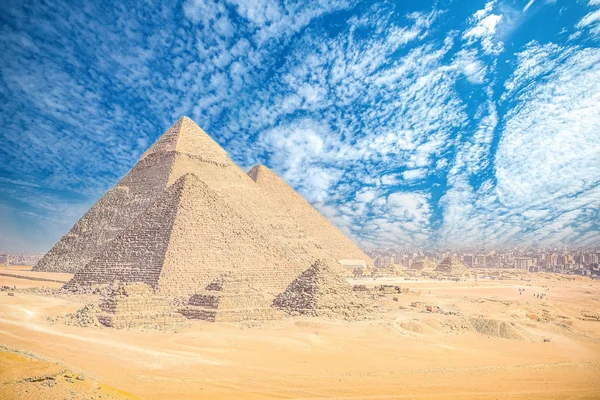 Sfinga Památník Pozadí Velkých Pyramid Slunečného Dne — Stock fotografie