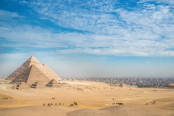 Monumento Esfinge Sobre Fondo Grandes Pirámides Día Soleado — Foto de Stock