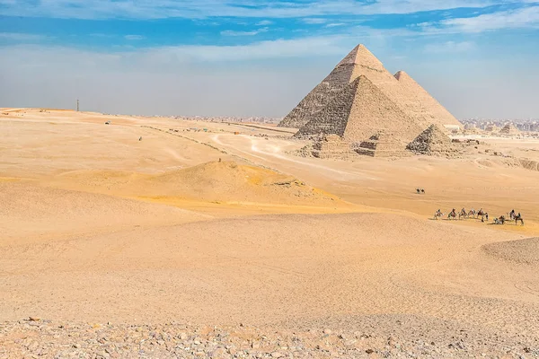 Sphinx Monument Tegen Achtergrond Van Grote Piramides Een Zonnige Dag — Stockfoto