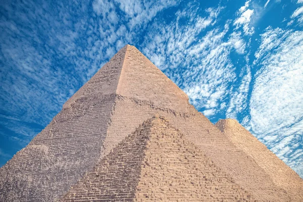 Sfenks Anıt Büyük Piramitler Güneşli Bir Arka Planı — Stok fotoğraf
