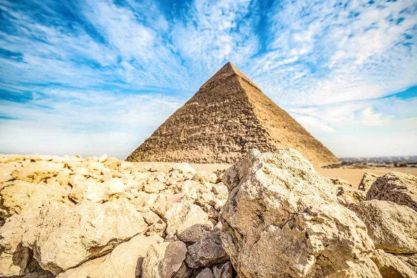 Monumento Alla Sfinge Sullo Sfondo Grandi Piramidi Una Giornata Sole — Foto Stock