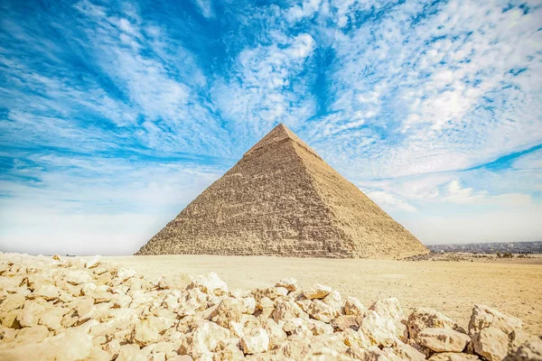 Sphinx Monument Mot Bakgrund Stora Pyramider Solig Dag — Stockfoto