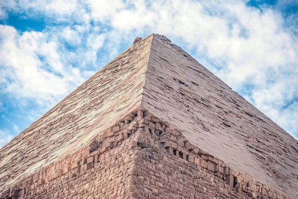 Monumento Esfinge Contra Fundo Grandes Pirâmides Dia Ensolarado — Fotografia de Stock