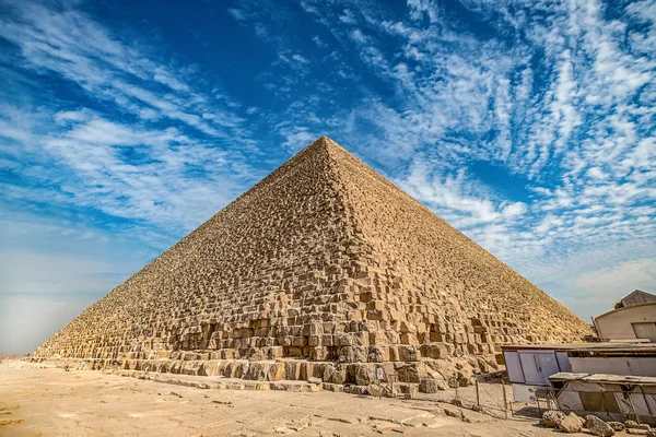 Sphinx Monument Mot Bakgrund Stora Pyramider Solig Dag — Stockfoto