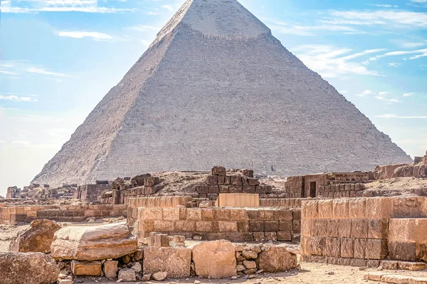 화창한 피라미드의 배경에 스핑크스 기념물 — 스톡 사진