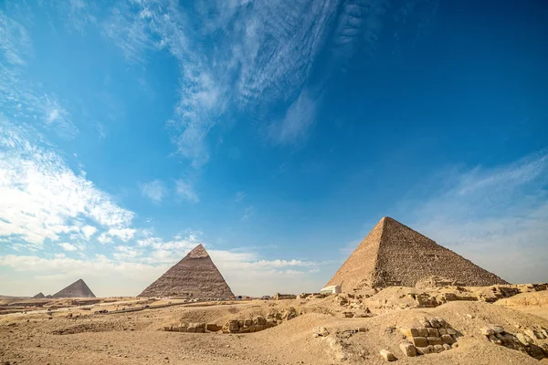 Pohled Neuvěřitelně Majestátní Cheopsova Pyramida Slunného Dne Divočině Pouštním Kameny — Stock fotografie