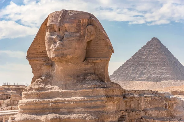 Monumento Esfinge Contra Fundo Grandes Pirâmides Dia Ensolarado — Fotografia de Stock