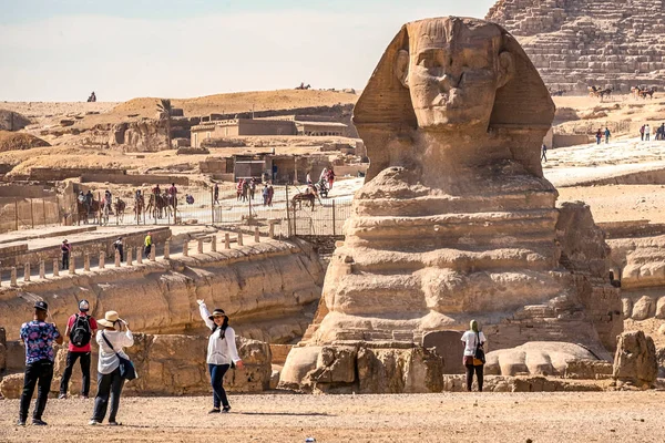 Monument Sphinx Sur Fond Grandes Pyramides Par Une Journée Ensoleillée — Photo