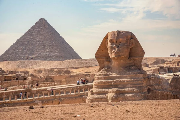 在阳光明媚的日子里 在大型金字塔的背景下建造狮身人面像纪念碑 — 图库照片
