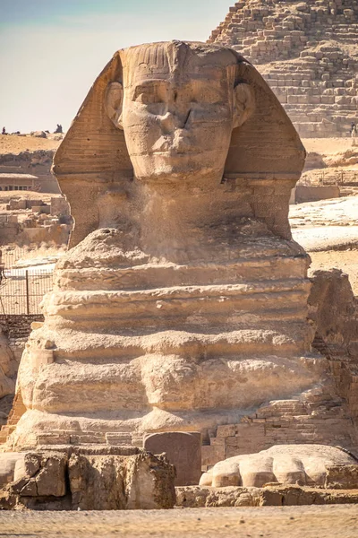 Monumento Esfinge Sobre Fondo Grandes Pirámides Día Soleado — Foto de Stock