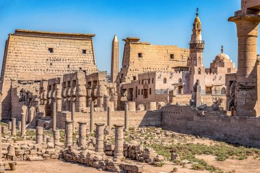 harabeler Antik Mısır Luksor Nil kıyısında. Bir turist turist için bir müze ile karmaşık oldu