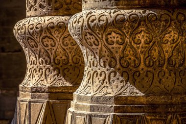 Onlara güzel desenler ortasında eski bir cami ile iki inanılmaz güzel sütun