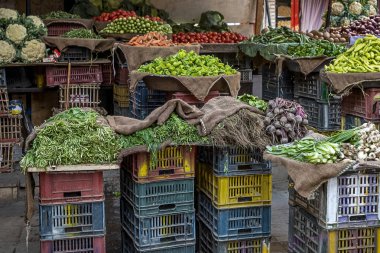 15/11/2018 Aswan, Mısır, Arap pazarının üstünde belgili tanımlık sayaç taze sebze ile Plastik kutular