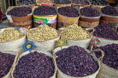 8/11/2018 Kahire, Mısır, çok çeşitli parlak otlar ve baharatlar üstünde belgili tanımlık sayaç Arap pazarının