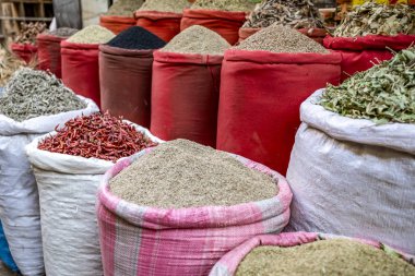  çok çeşitli parlak otlar ve baharatlar üstünde belgili tanımlık sayaç Arap pazarının