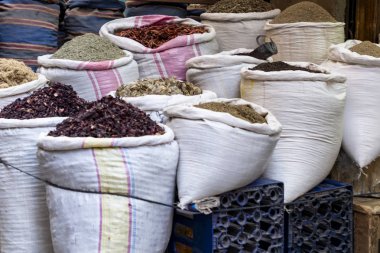  çok çeşitli parlak otlar ve baharatlar üstünde belgili tanımlık sayaç Arap pazarının