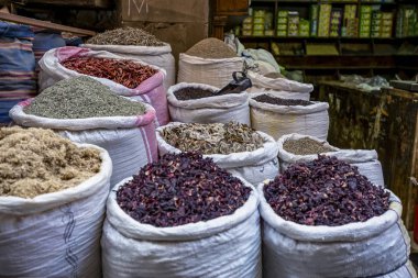  çok çeşitli parlak otlar ve baharatlar üstünde belgili tanımlık sayaç Arap pazarının