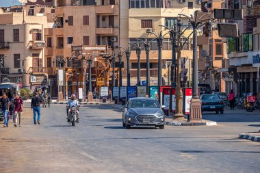 11/11/2018 Luksor, Mısır, antik bir Arap şehrin sokaklarında bir motosiklet ve bir kask içinde güneşli bir günde bir kişini.
