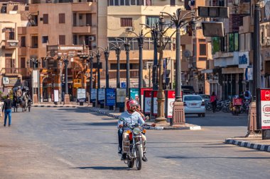 11/11/2018 Luksor, Mısır, antik bir Arap şehrin sokaklarında bir motosiklet ve bir kask içinde güneşli bir günde bir kişini.