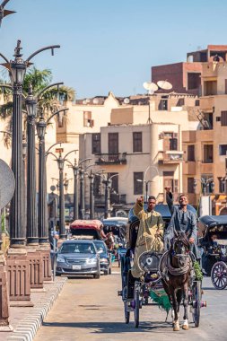 11/11/2018 Luksor, Mısır, bir at arabası sürücüsü bu yeni müşteriler bulmak için yolda para kazanmak için sürücüler