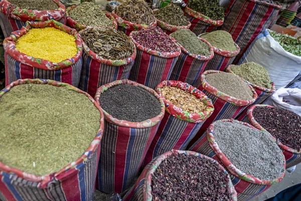  çok çeşitli parlak otlar ve baharatlar üstünde belgili tanımlık sayaç Arap pazarının