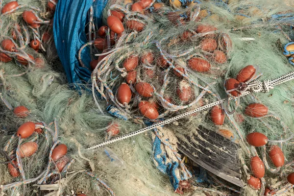 Rede Pesca Com Bóias Vermelhas Desajeitadamente Dobrado Seca Após Pesca — Fotografia de Stock