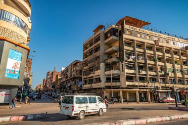 13/11/2018 Aswan, Mısır, kalabalık sokakları ve kaotik trafik ve çok sayıda tabela ve reklam batımında ile Güney Mısır'daki eski ve kötü bir şehrin sokaklarında