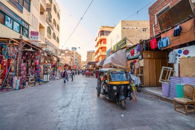 13/11/2018 Aswan, Mısır, kalabalık sokakları ve kaotik trafik ve çok sayıda tabela ve reklam batımında ile Güney Mısır'daki eski ve kötü bir şehrin sokaklarında