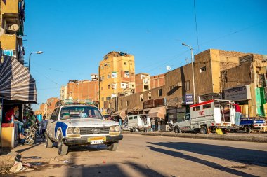 13/11/2018 Aswan, Mısır, kalabalık sokakları ve kaotik trafik ve çok sayıda tabela ve reklam batımında ile Güney Mısır'daki eski ve kötü bir şehrin sokaklarında