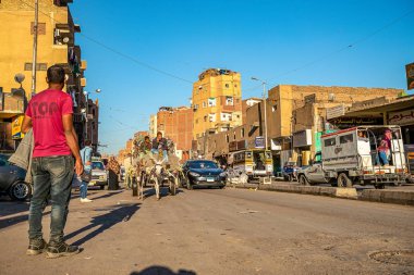 13/11/2018 Aswan, Mısır, kalabalık sokakları ve kaotik trafik ve çok sayıda tabela ve reklam batımında ile Güney Mısır'daki eski ve kötü bir şehrin sokaklarında