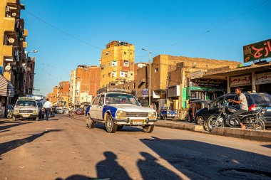 13/11/2018 Aswan, Mısır, kalabalık sokakları ve kaotik trafik ve çok sayıda tabela ve reklam batımında ile Güney Mısır'daki eski ve kötü bir şehrin sokaklarında