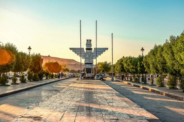 11/14/2018 Aswan, Mısır, kanat şeklinde bir anıt ile Afrika şehrin merkezi kare