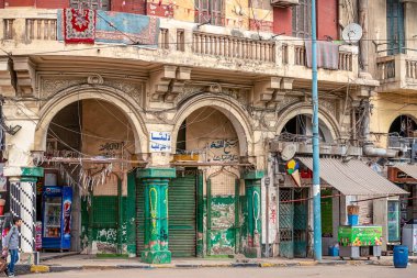 16/11/2018 İskenderiye, Mısır, parlak ve renkli güneşli bir günde eski bir Afrika şehrin sokaklarında.