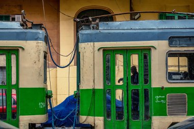 16/11/2018 İskenderiye, Mısır, eski yerleştirme bir antik kent sokakta tramvay
