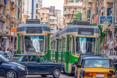 16/11/2018 İskenderiye, Mısır, antik bir Afrika şehrin sokaklarında insanlar ve tramvaylar ve eski Sovyet arabalar dolu