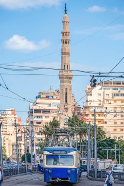 16/11/2018 İskenderiye, Mısır, antik bir Afrika şehrin sokaklarında insanlar ve tramvaylar ile dolu