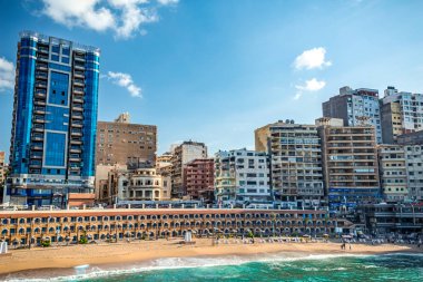 17/11/2018 İskenderiye, Mısır, Stenley Köprüsü'nden Körfezi oteller ve restoranlar ile muhteşem bir kıyı şeridi üzerinde güneşli bir günde görüntüleyin