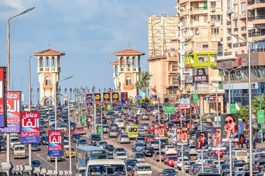 17/11/2018 İskenderiye, Mısır, antik bir kentin kalabalık sokakları ile inanılmaz güzel bir Stanley köprü bakan ve trafik sızdırılmış
