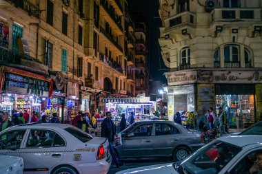 22/11/2018 Kahire, Mısır, Afrika sermaye ve kaotik ın Bazaarı ticaret sokaklarında geceleri taşan.