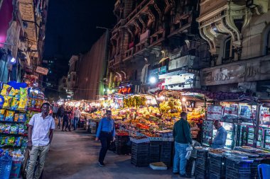 22/11/2018 Kahire, Mısır, Afrika sermaye ve kaotik ın Bazaarı ticaret sokaklarında geceleri taşan.