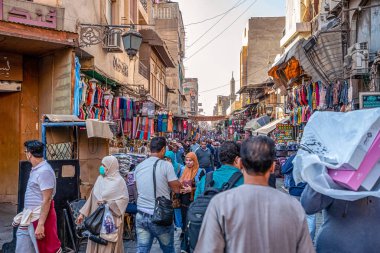 22/11/2018 Kahire, Mısır, Afrika sermaye ve kaotik çarşı içinde ticaret sokaklarında taşan